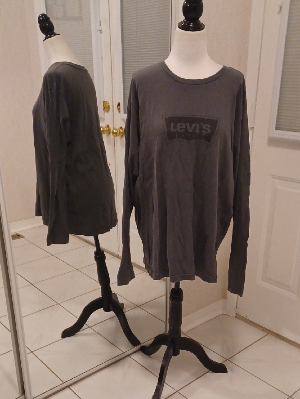4/$40 Levi's Dark Gray Long Sleeve Tee - Size XL